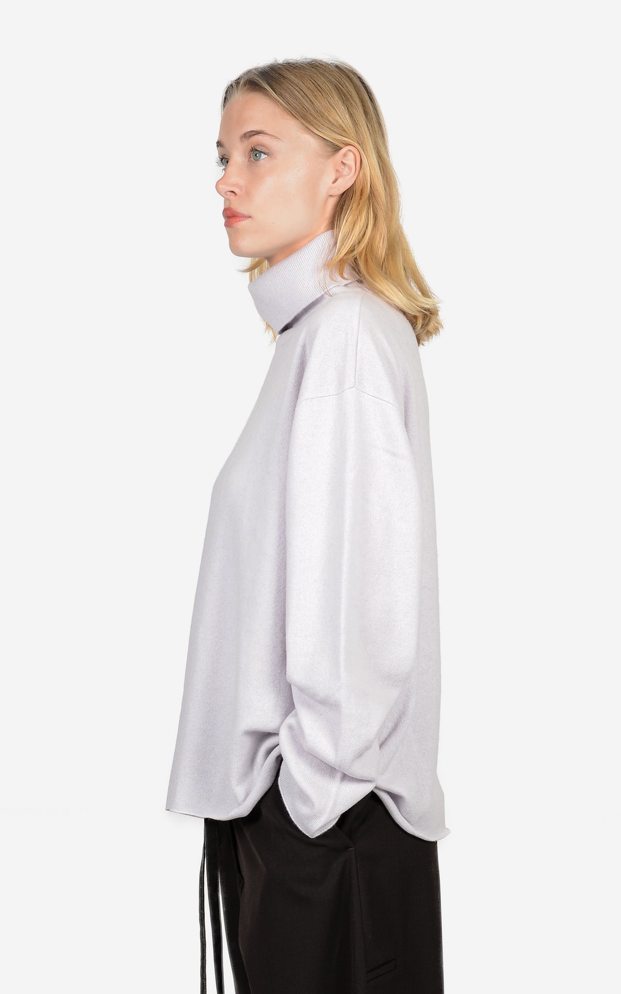 100% CASHMERE ROLL-EDGE TURTLENECK
