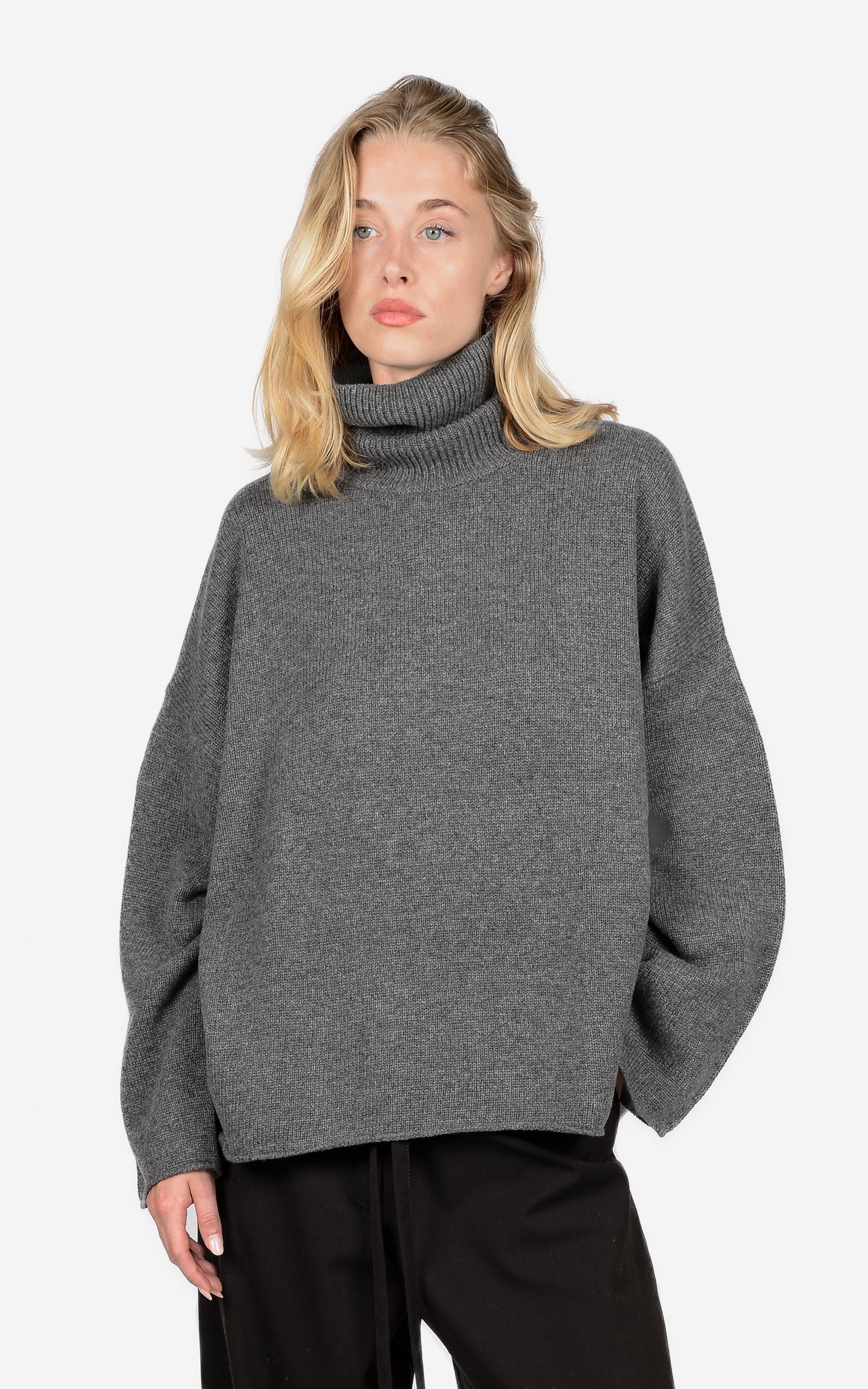 100% CASHMERE ROLL-EDGE TURTLENECK