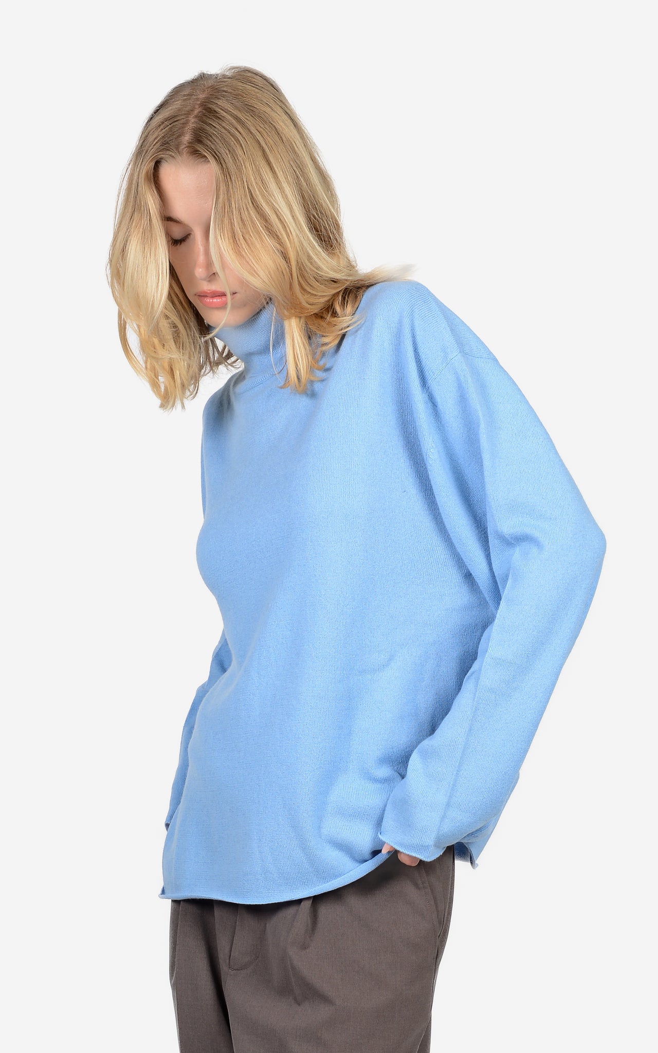 100% CASHMERE ROLL-EDGE TURTLENECK
