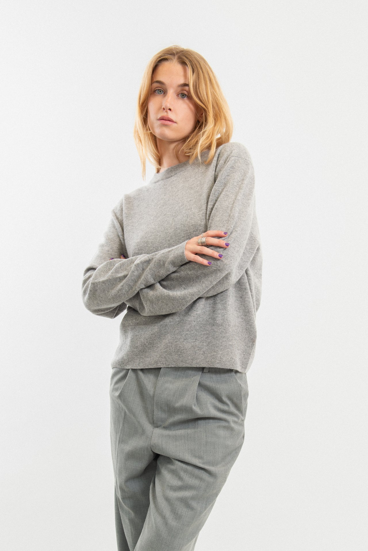 100% Cashmere round-neck sweater in a slightly fitted shape