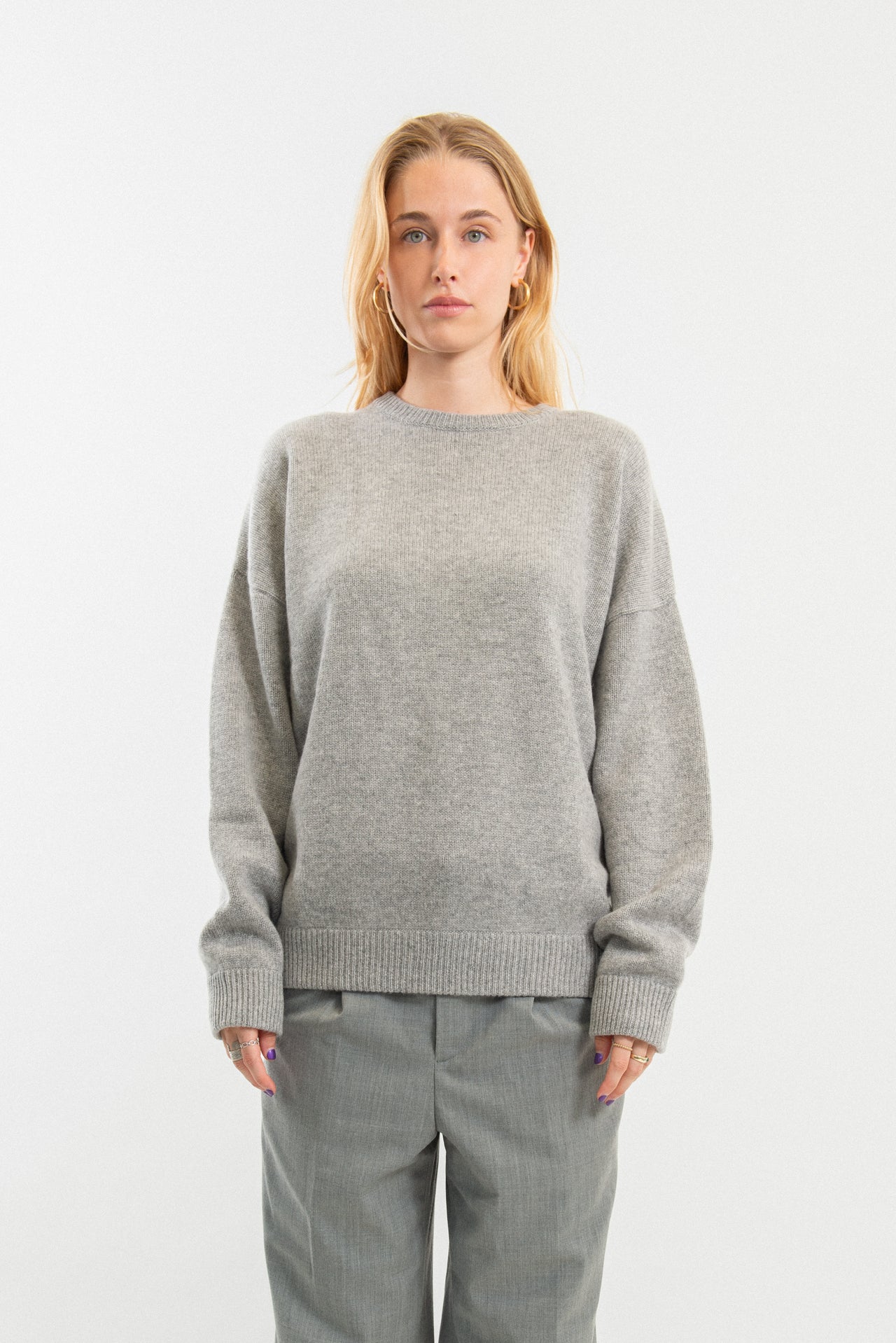 100% Cashmere round-neck sweater with a relaxed fit