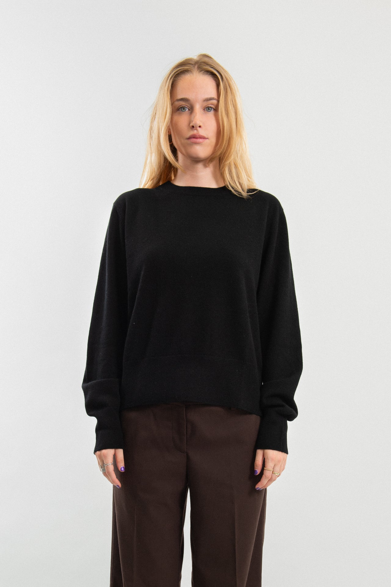 100% Cashmere round-neck sweater in a slightly fitted shape