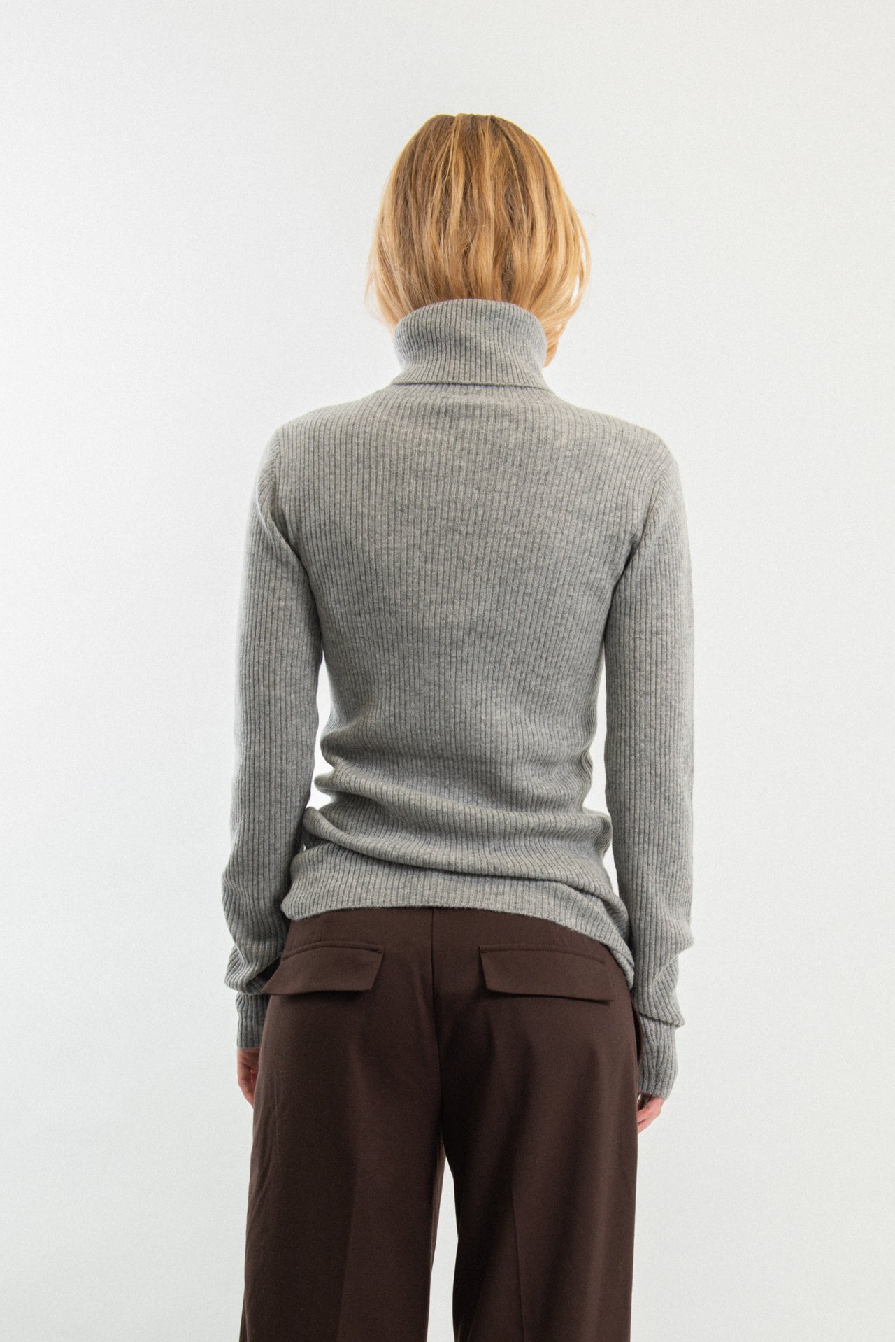 100% Cashmere fitted turtle-neck sweater