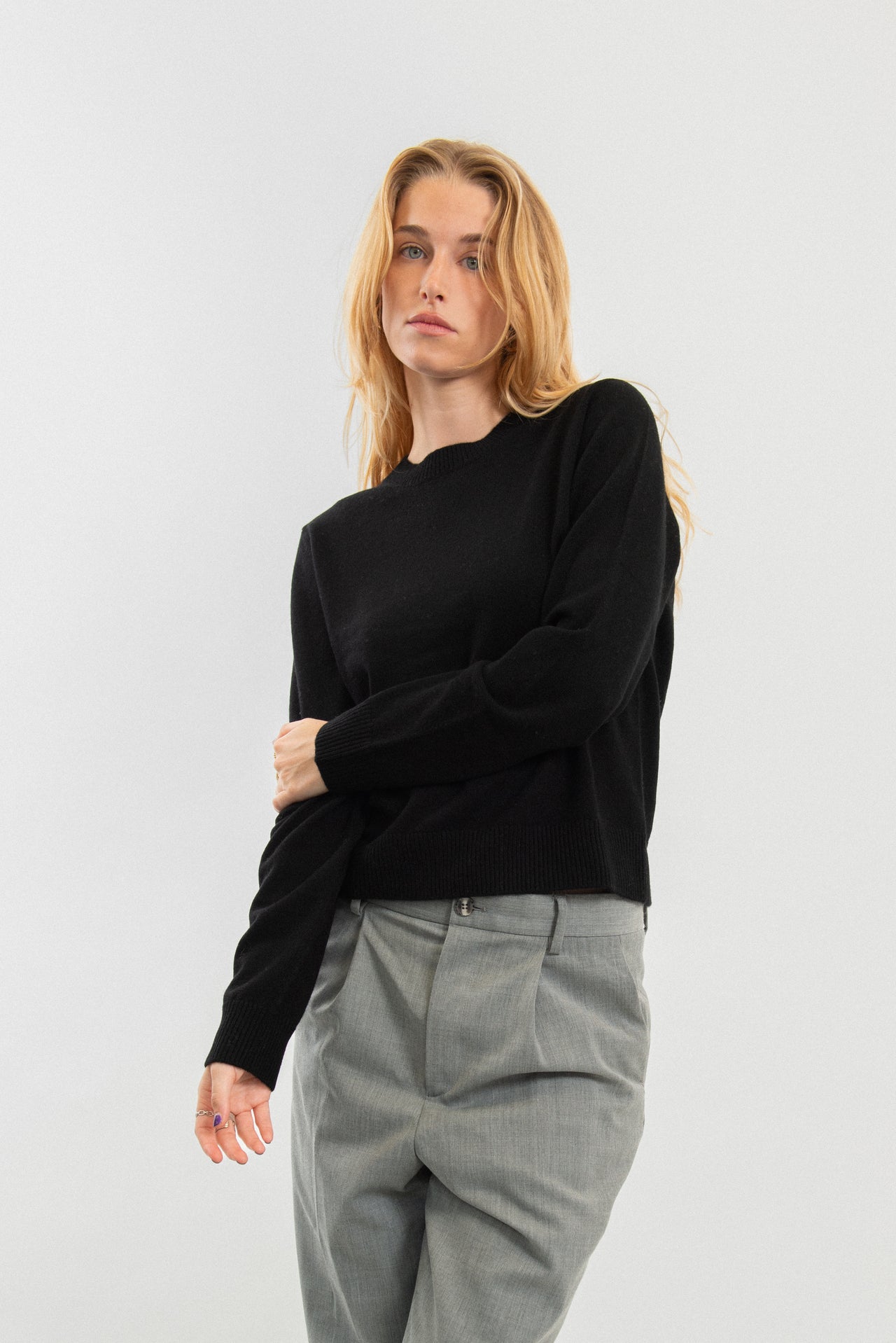 100% Cashmere fitted round-neck sweater