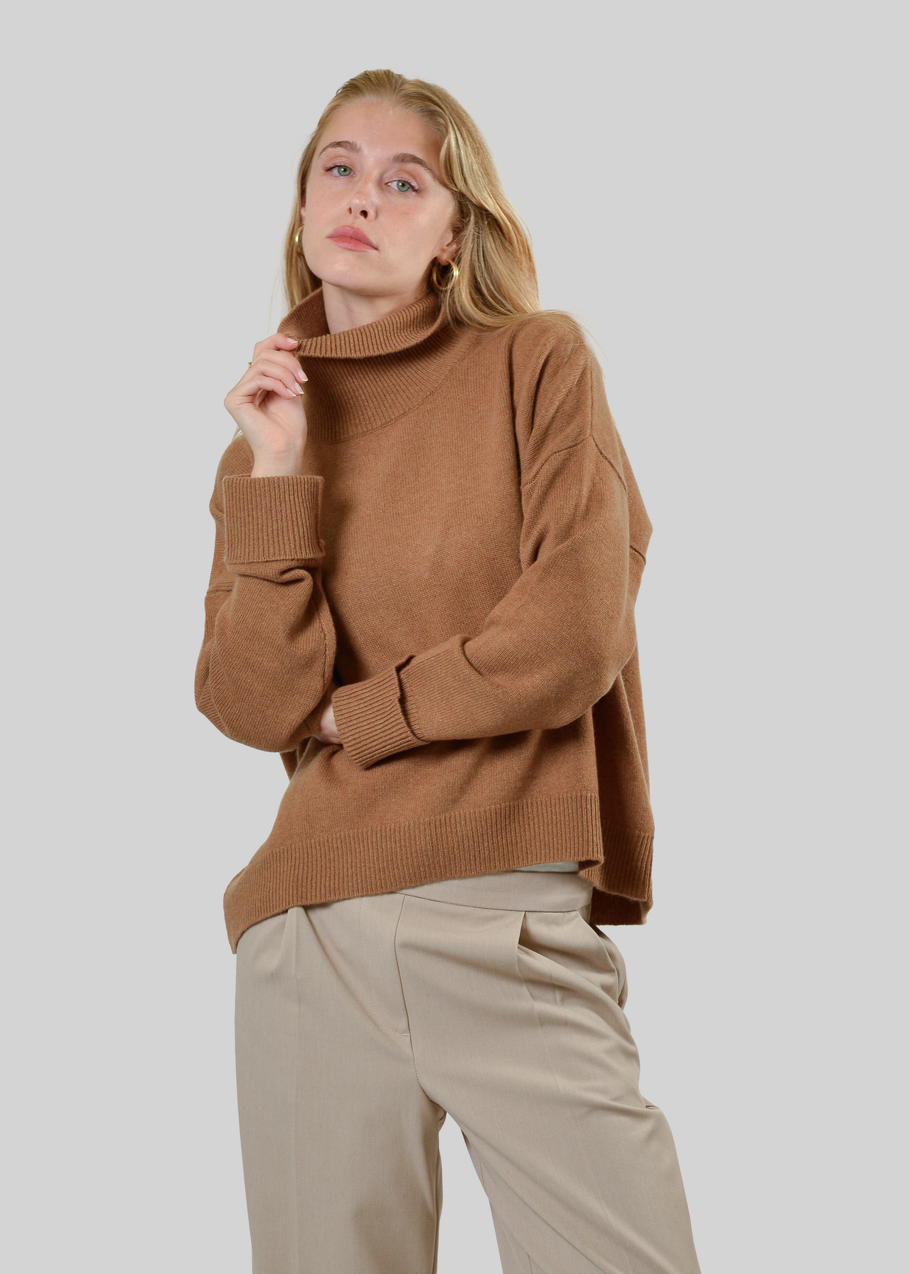 100% CASHMERE BOXY TURTLENECK