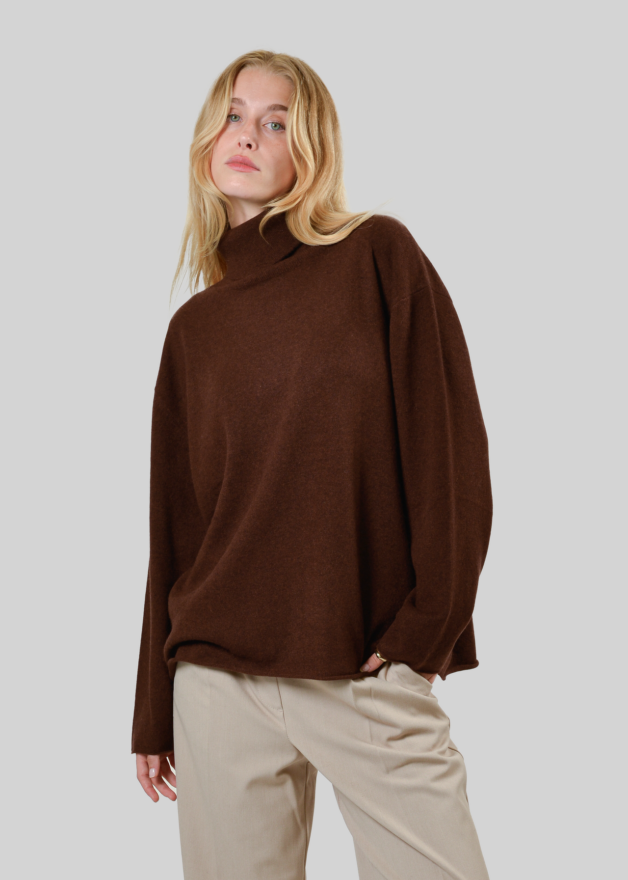 100% CASHMERE ROLL-EDGE TURTLENECK